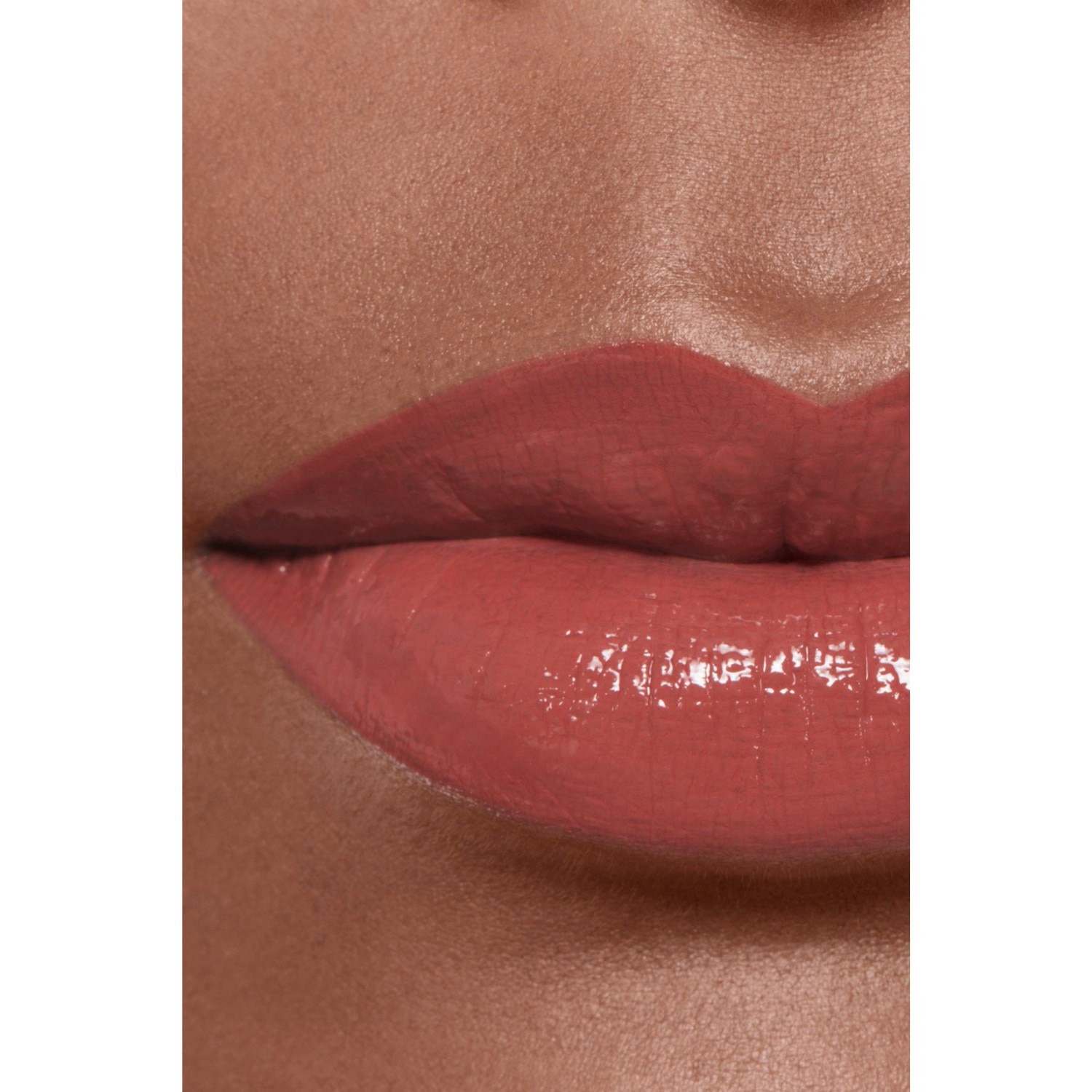 LA BARRA DE LABIOS LÍQUIDA BRILLANTE DE LARGA DURACIÓN